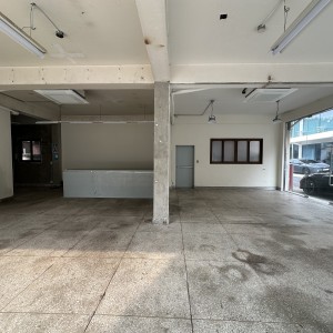 성수동 가시성 높은 통유리 30평대 공간, 슬라이드 이미지 3