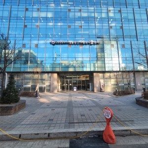 성수 연무장길 한가운데, 브랜드 경험을 가장 직관적으로 드러낼 수 있는 야외 마당형 팝업 공간, 슬라이드 이미지 3