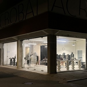 성수동 가시성 높은 통유리 30평대 공간, 슬라이드 이미지 1