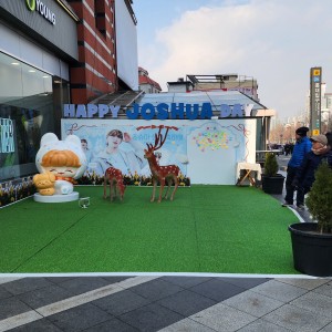 홍대입구3번출구 앞 야외 팝업 스토어, 슬라이드 이미지 4